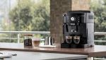 De'Longhi Magnifica S vista frontalmente con due tazzine di caffè pronte