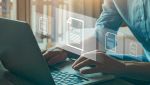 Un uomo genera fatture elettroniche con il PC
